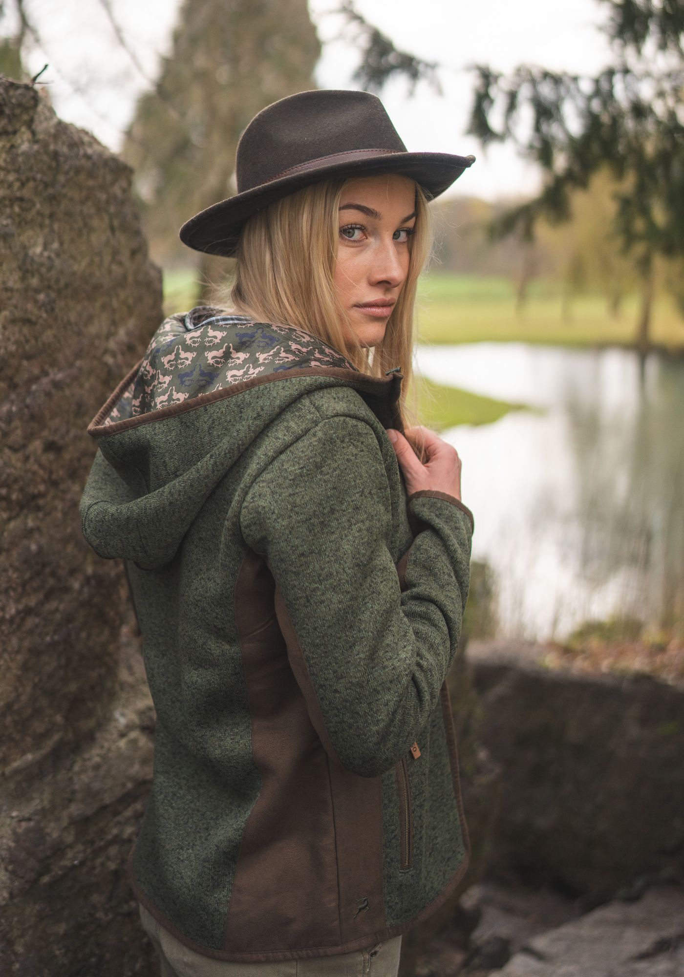 OS Trachten Damen Strickfleecejacke Freizeitjacke Übergangjacke mit Kapuze Zumgu